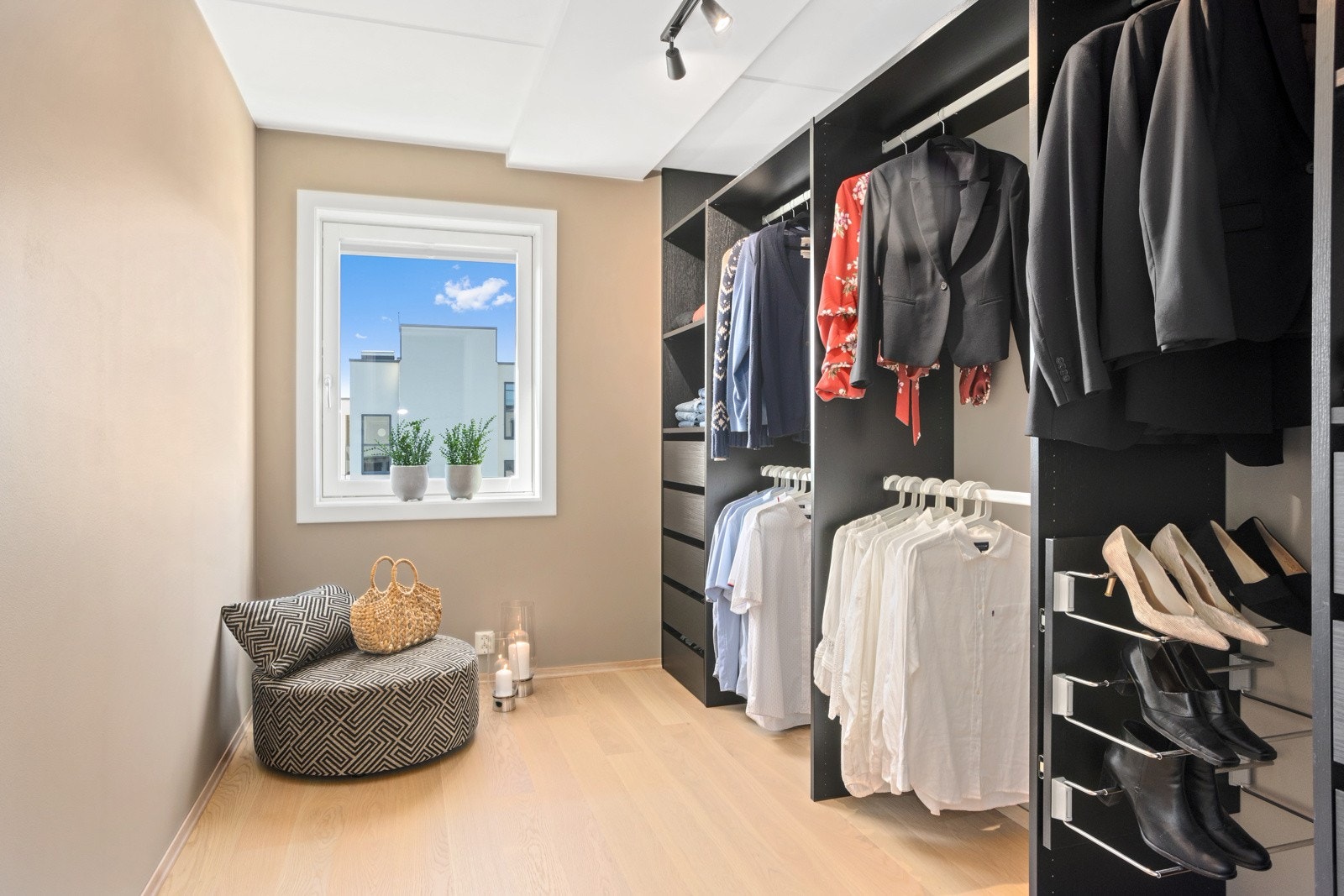 Soverom nummer to er i dag i bruk som garderoberom med plassbygget garderobe fra "Drømmekjøkkenet". Garderoben kan demonteres og flyttes til hovedsoverom om ønskelig. Galleribilde