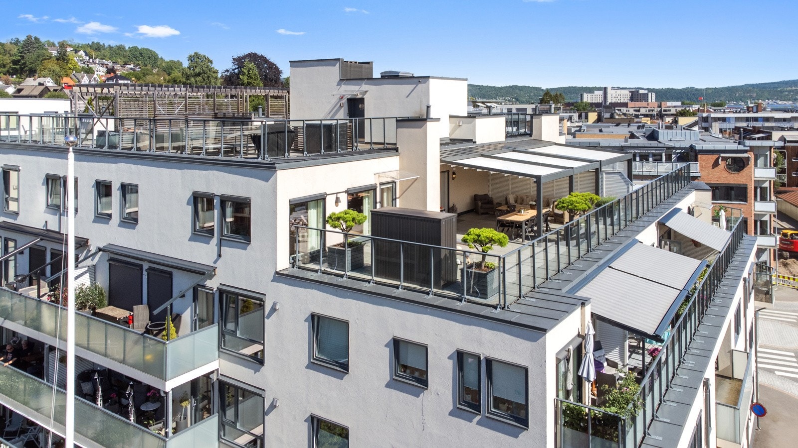 Toppleilighet med 82 kvm vestvendt takterrasse - 2 garasjeplasser - 2 bad - 3 soverom Galleribilde