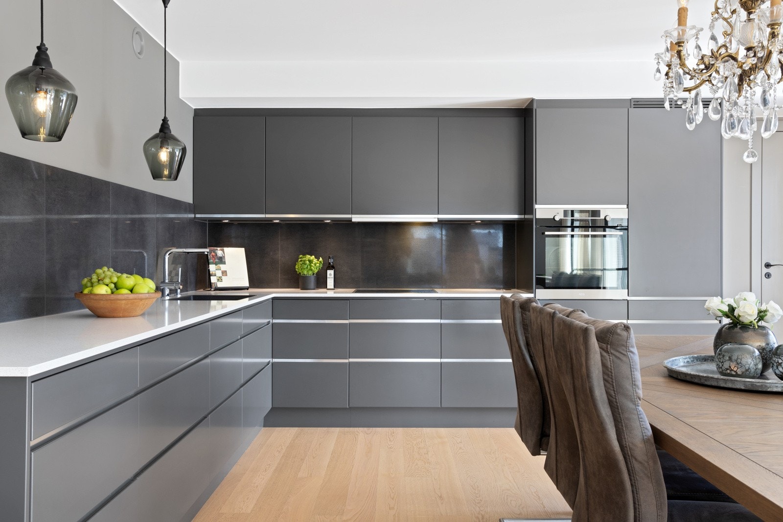 Moderne, stram innredning fra Drømmekjøkkenet. Stenplate over benk. Galleribilde