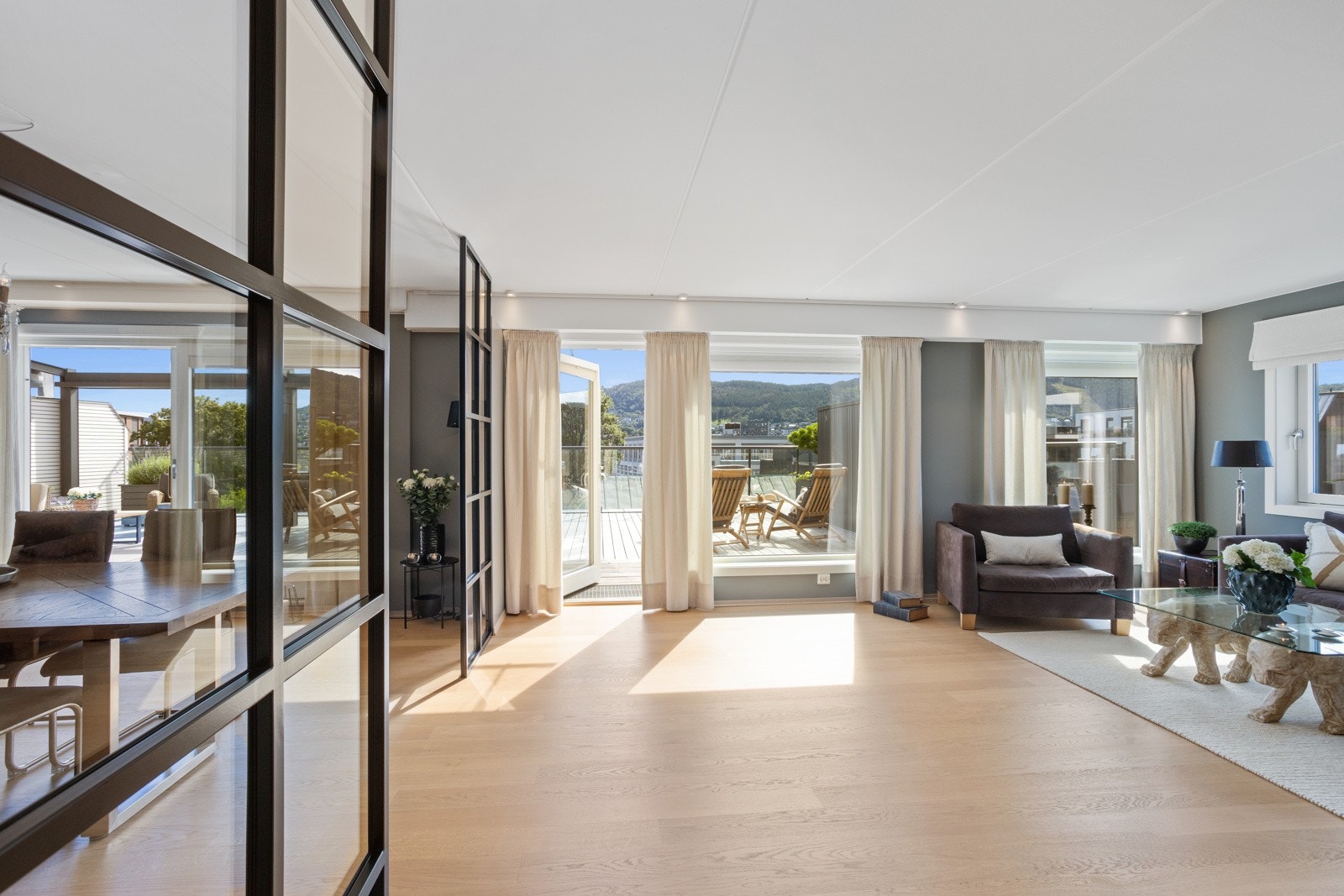 Velkommen til Losjeplassen 15! Stuen bades i lys fra store vinduer. Galleribilde