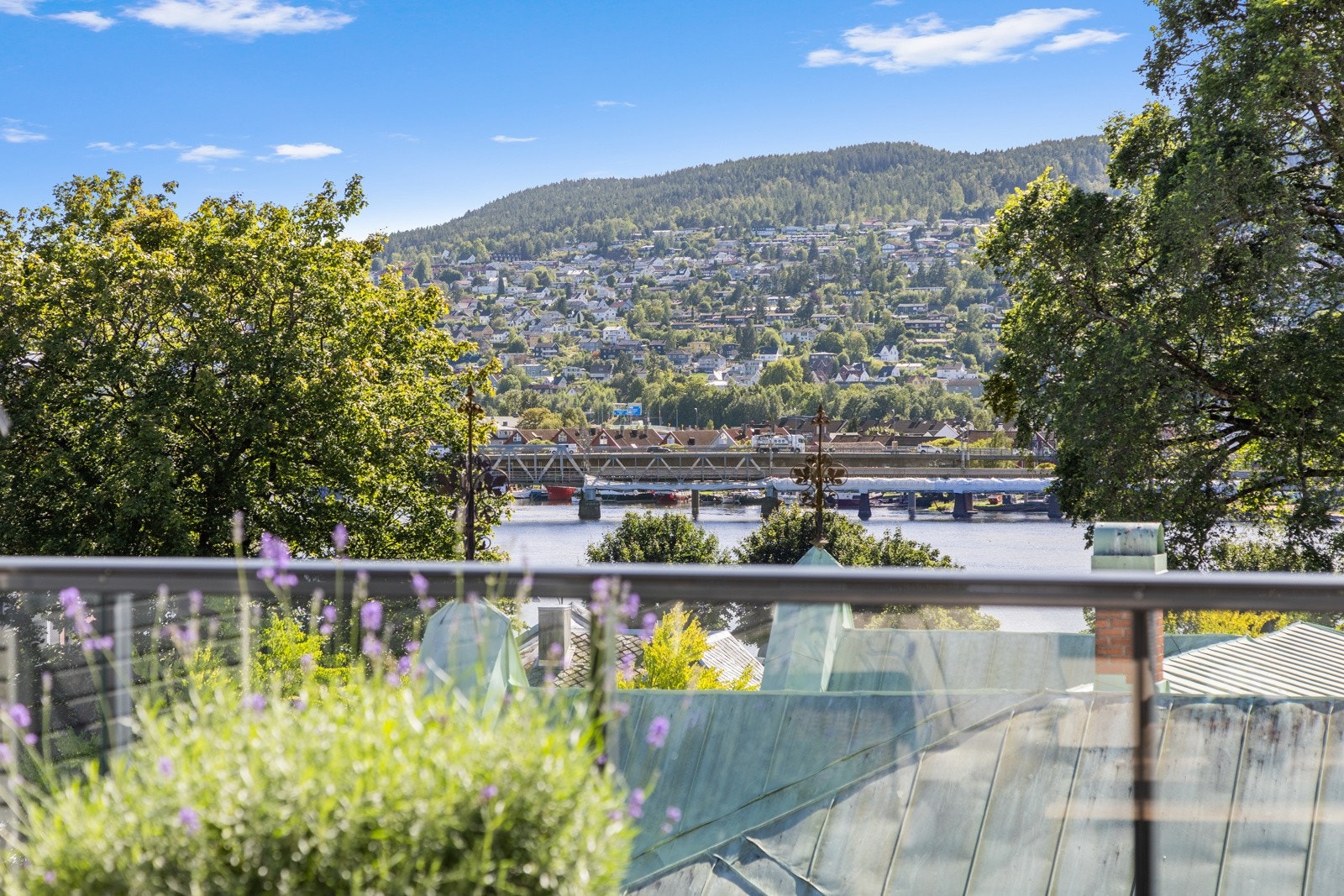 Elveparken ligger kun 2 minutters gange unna. Her er det sandstrand, treningsmuligheter og turstier. Galleribilde