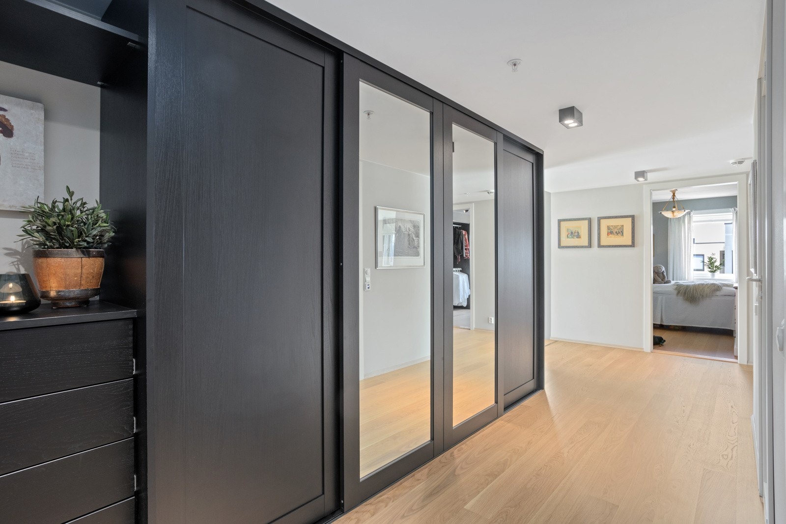 Plassbygget garderobe i hall er også levert av "Drømmekjøkkenet" Galleribilde