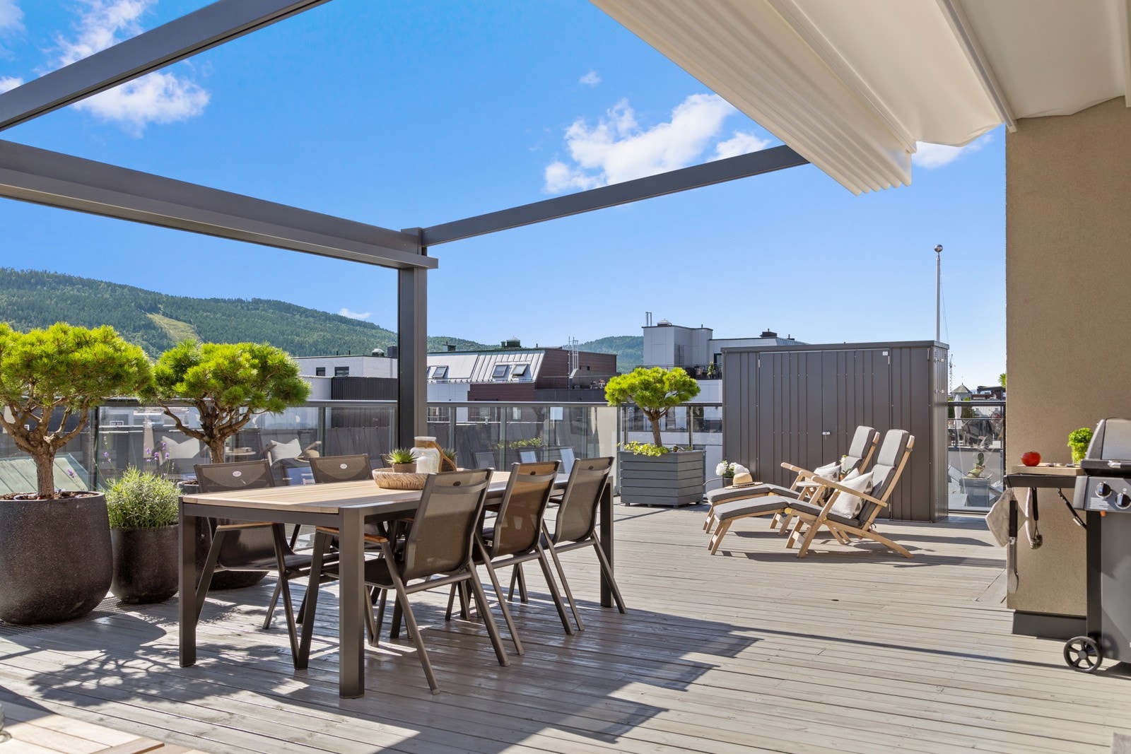 Terrassen har soner for bespisning, avslapping og soling. Ekstra bod synlig i bakgrunnen. Galleribilde