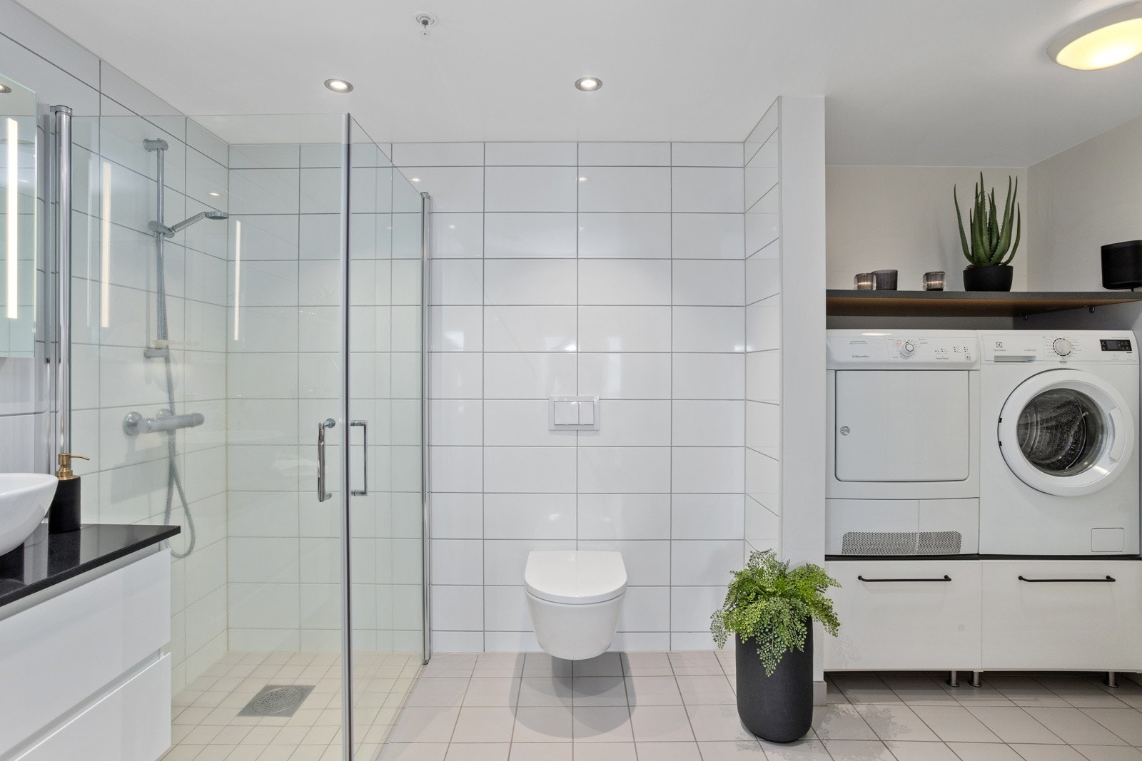 Badet har også en egen sone for vask og tørk av klær med spesialtilpassede løsninger. Galleribilde