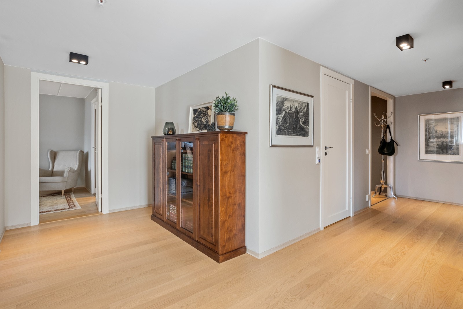 Hallen separerer leilighetens soveromsdel fra stue og kjøkken. Galleribilde