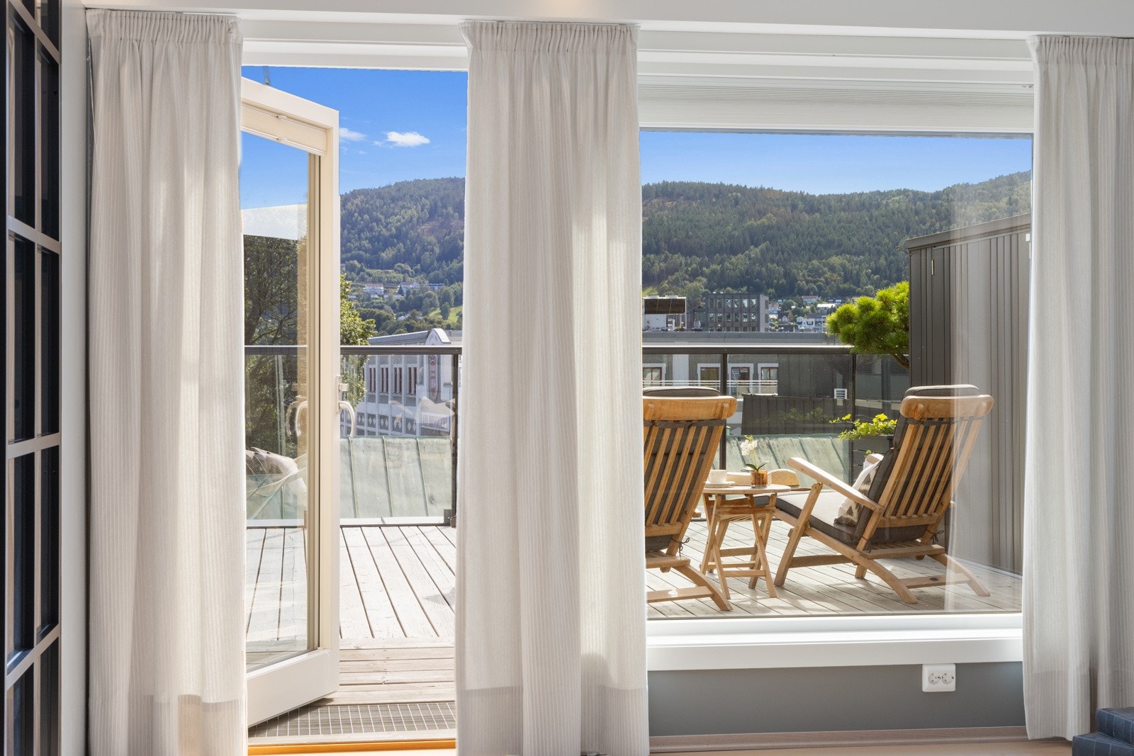 Fra stuen er det terrassedør ved siden av vindu. På Galleribilde