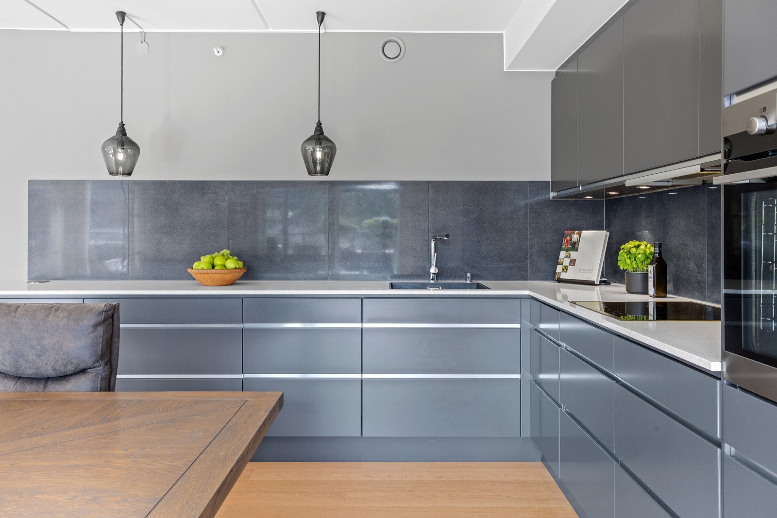 Stenplate med underlimt servant. Galleribilde