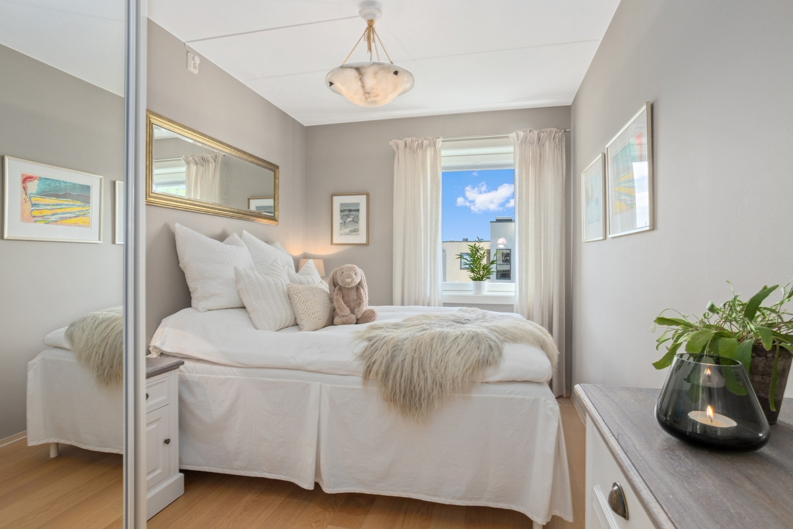 Soverom nummer tre har skyvedørsgarderobe med speil. Galleribilde