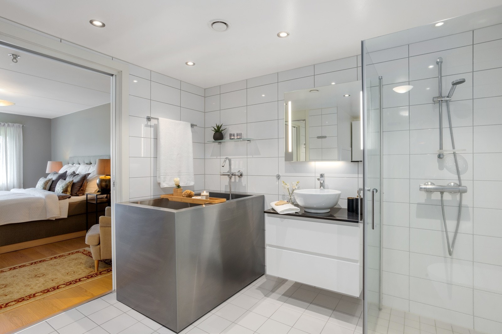 Rommet har tilstøtende bad med både dusjhjørne og badekar. Galleribilde