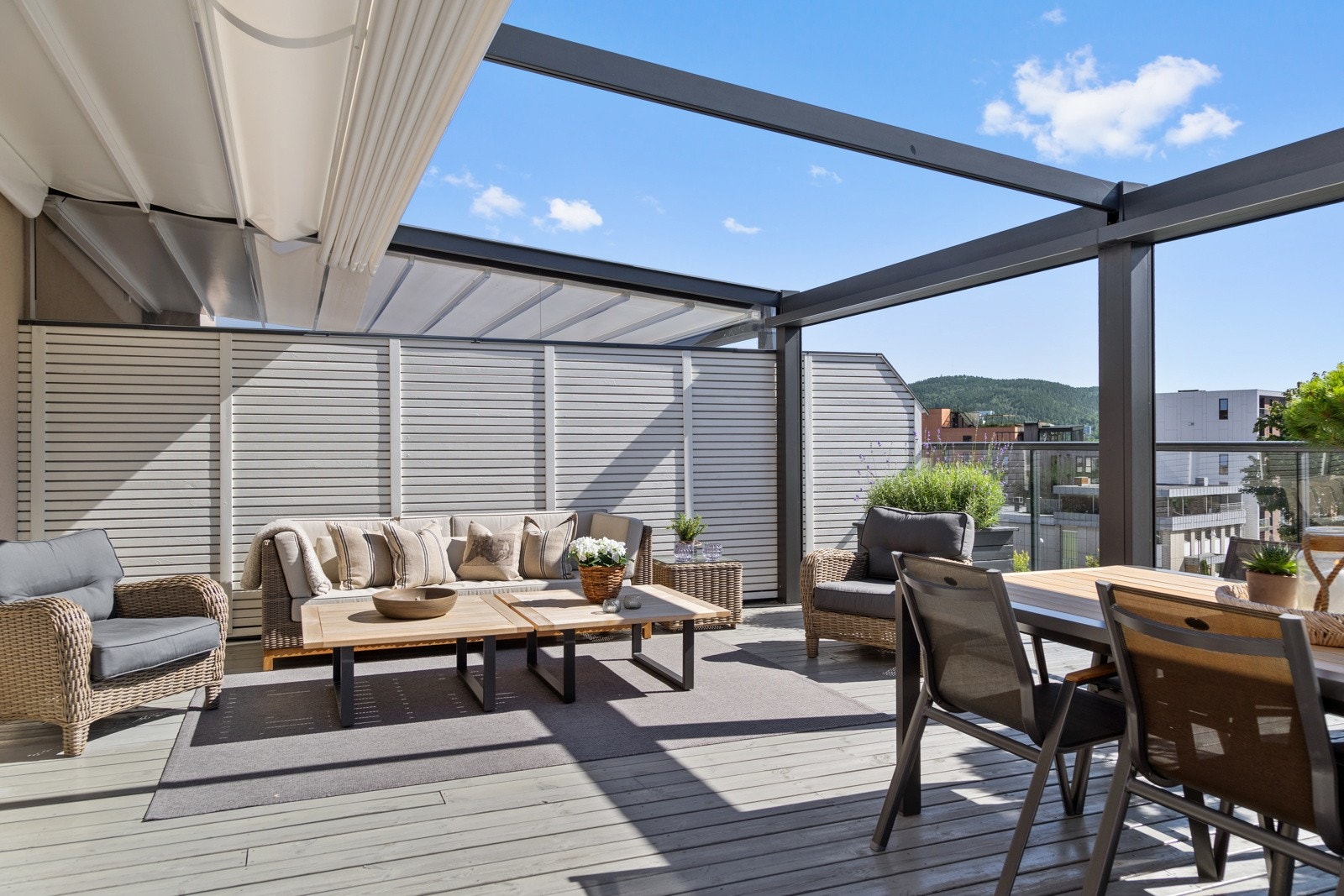 På terrassen er det satt opp en pergola med elektrisk duk i tak, vegger, lys i tak og takrenner i "føttene" Galleribilde