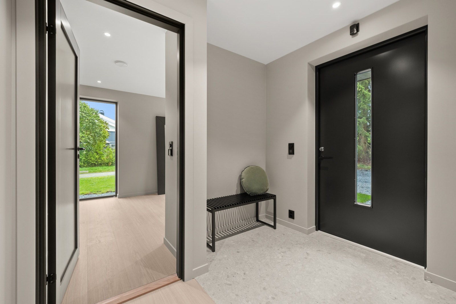 Velkommen inn, luftig gang med fliser og varmekabler. Galleribilde