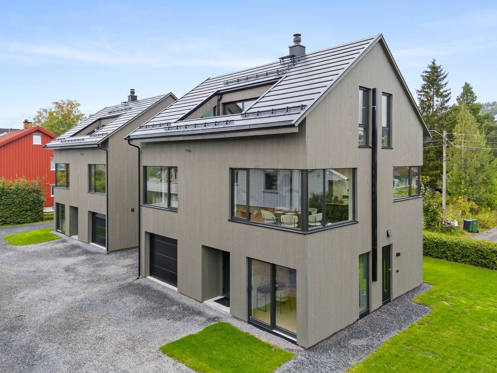 Hagen rundt boligen er seksjonert, garasje integrert i huset. Galleribilde