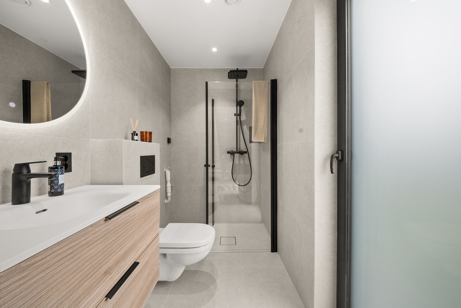 Badet i 1. etasje gjort klart for vaskemaskin. Galleribilde
