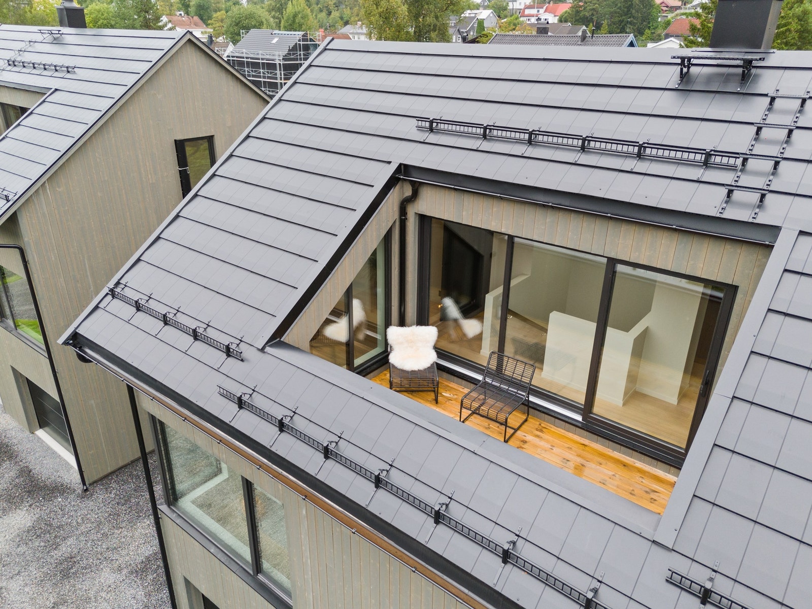 Solfylt skjermet takterrasse med gode solforhold. Galleribilde