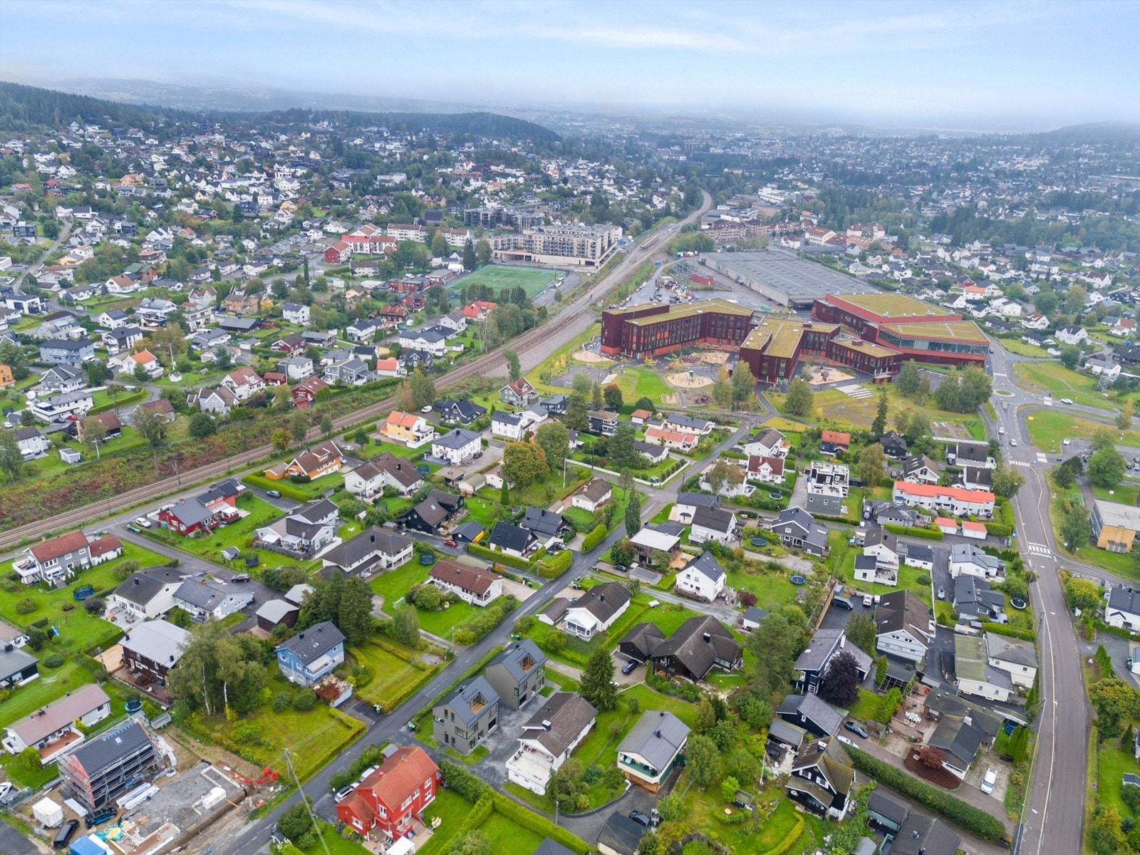 Oversikt over nabolaget, barneskolen noen hundre meter unna. Galleribilde