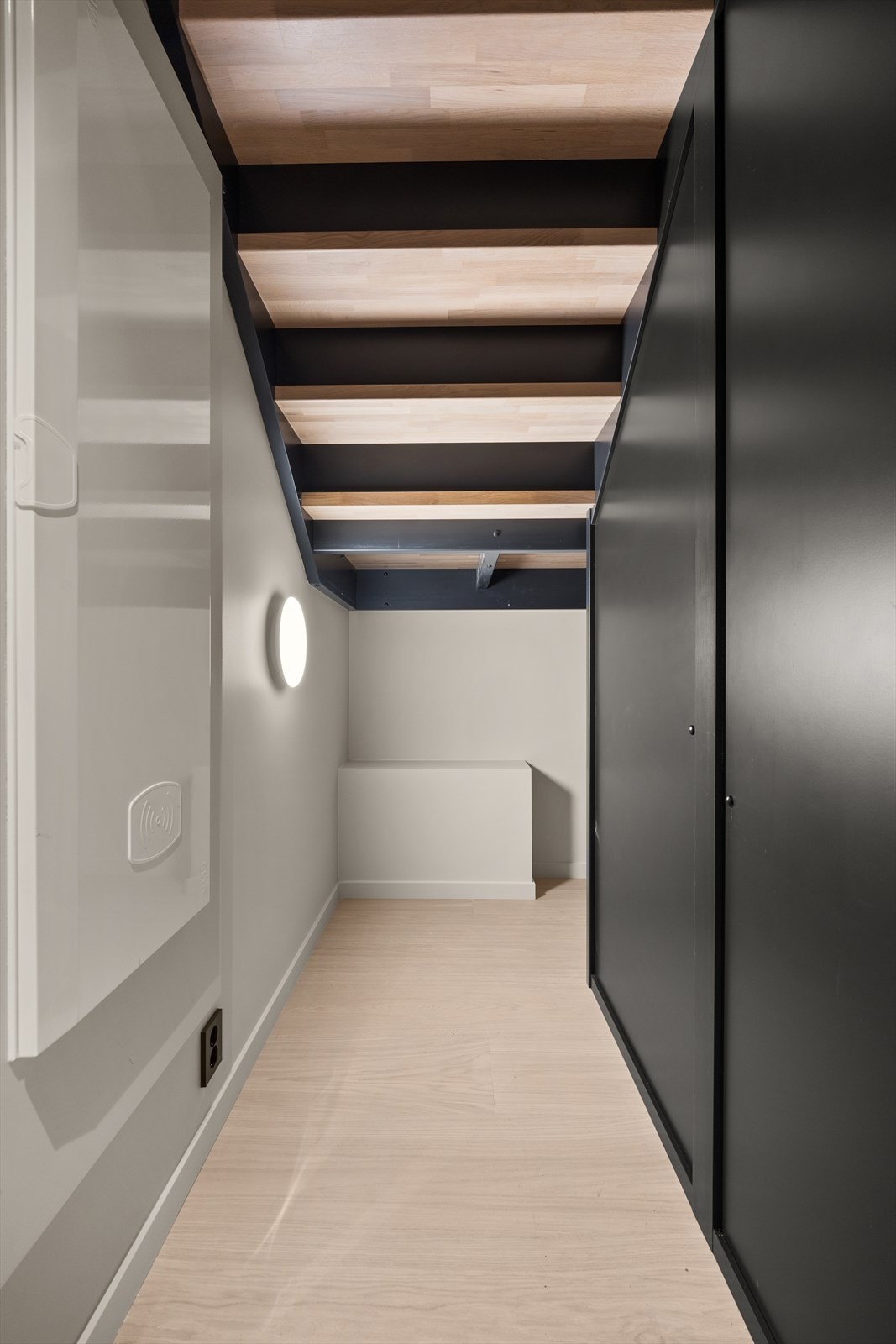 Laget en bod under trappen. Galleribilde