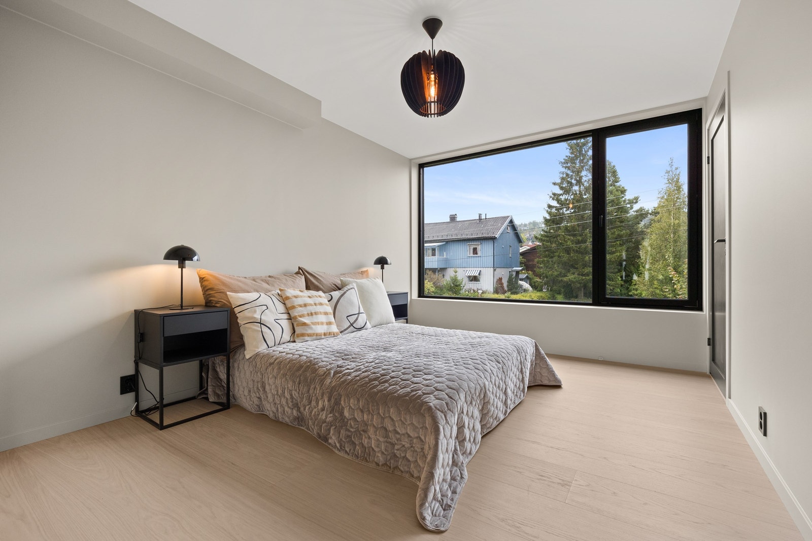 Hovedsoverommet har en god størrelse med eget flislagt bed. Galleribilde