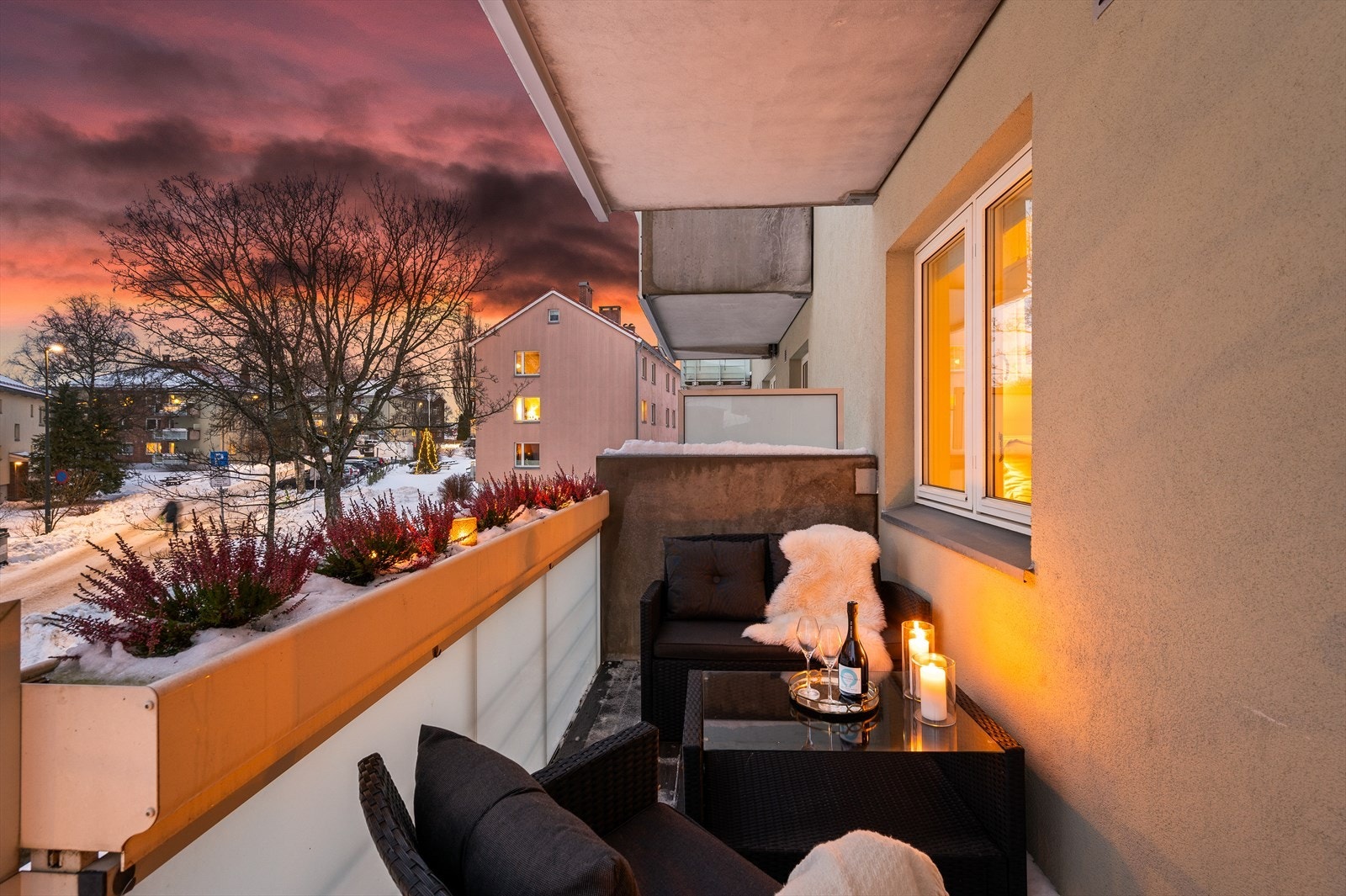 Balkongen har plass til utemøbler og er utstyrt med blomsterkasse montert på rekkverket, noe som skaper en hyggelig uteplass. Galleribilde