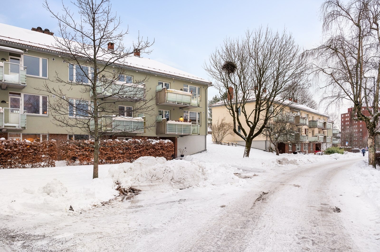 Borettslaget har parkeringsplasser de leier ut etter ventelisteprinsippet, samt gjesteparkering. Beboerparkering i området for øvrig. Galleribilde