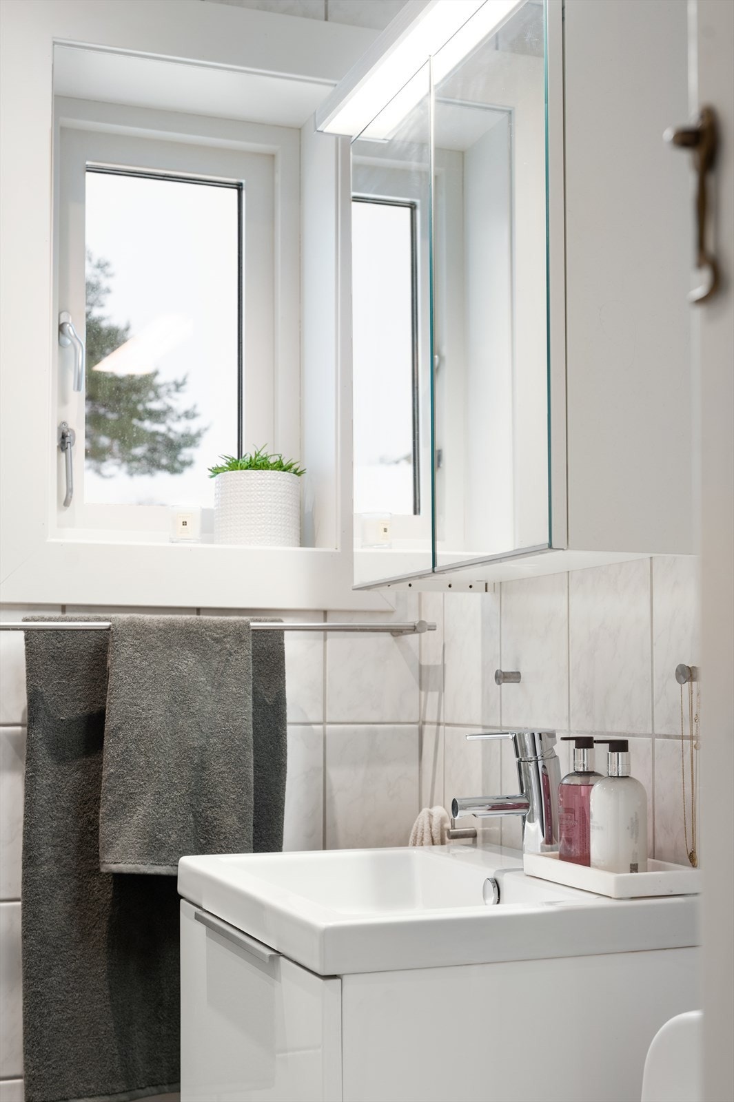 Det er opplegg for vaskemaskin, og badet ble oppusset i regi av borettslaget i 2004/2005. Galleribilde