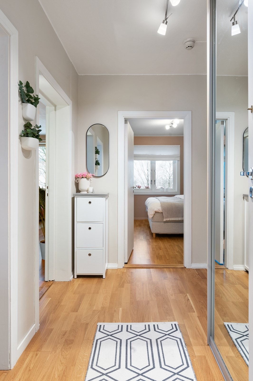 Gangen er innredet med skyvedørsgarderobe med speilfronter. Galleribilde