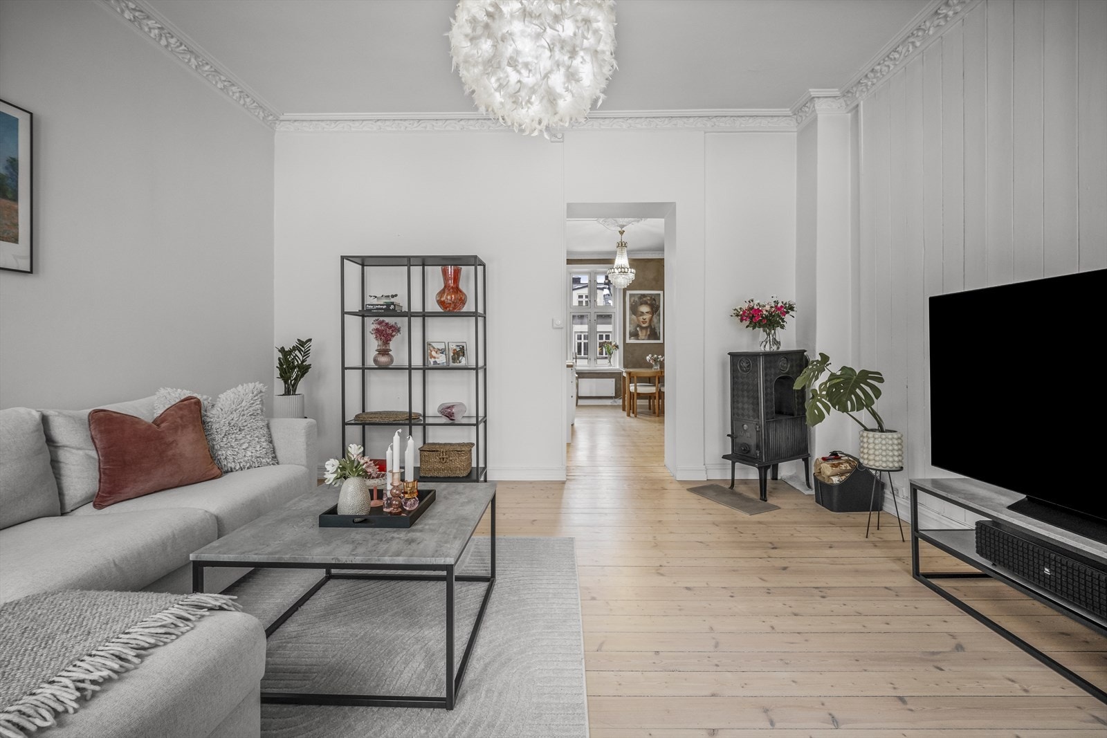 Gjennomgående med rikelig lysinnslipp fra to kanter. Galleribilde