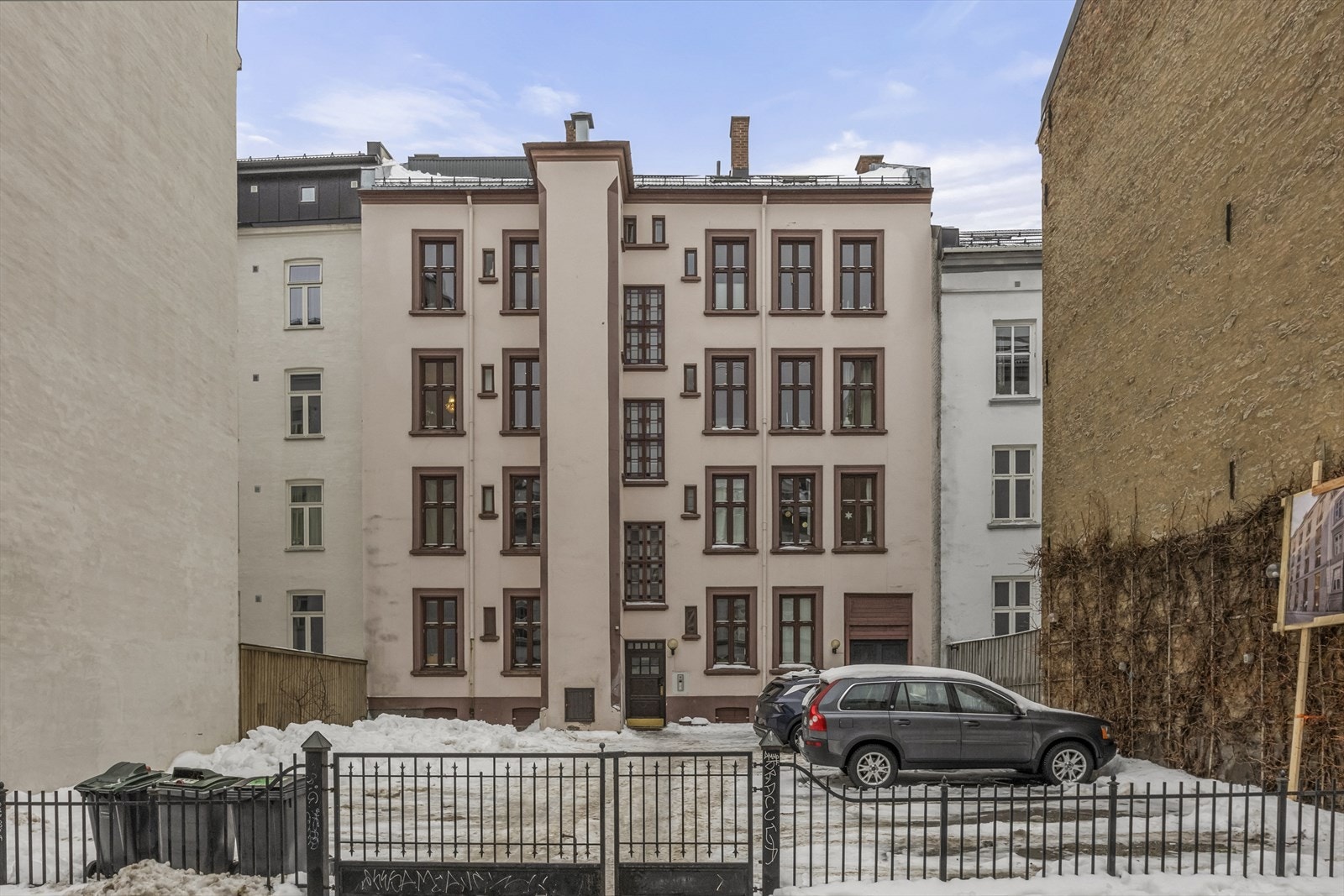 Det skal bygges et innfil-bygg mellom borettslaget og Bjerregaards gate. Bygget er planlagt ferdigstilt ca 2026. Les mer i salgsoppgave. Galleribilde