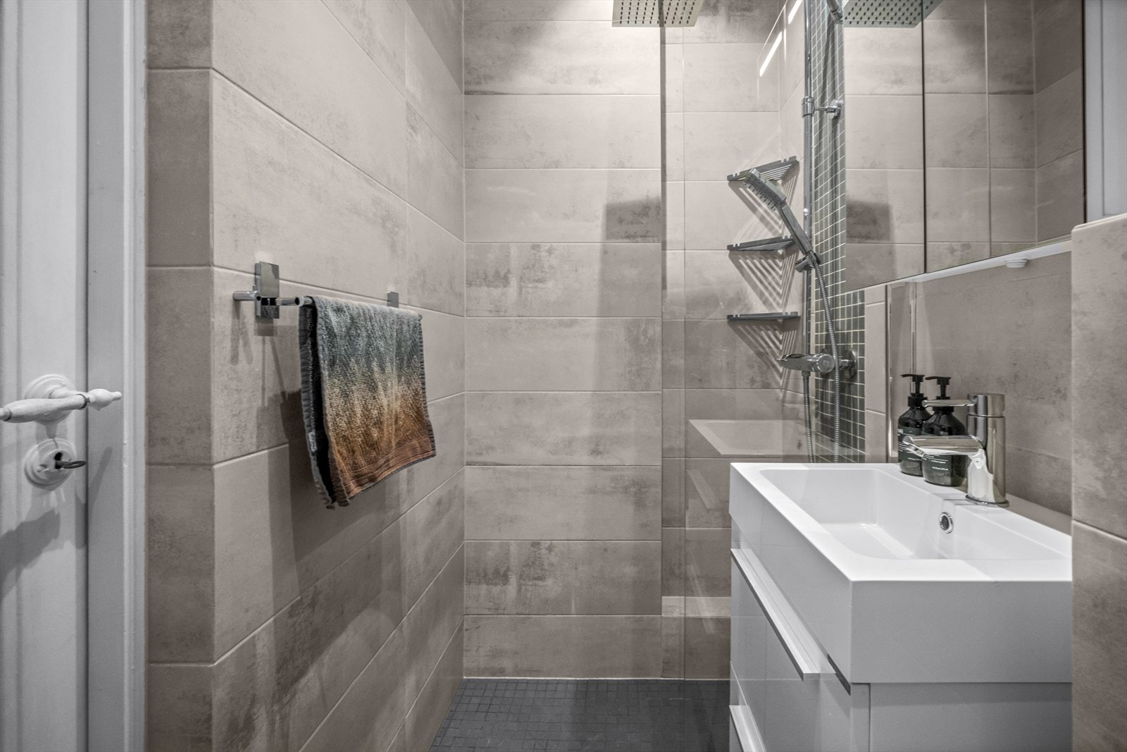 Romslig dusjnisje med regnfalldusj. Galleribilde