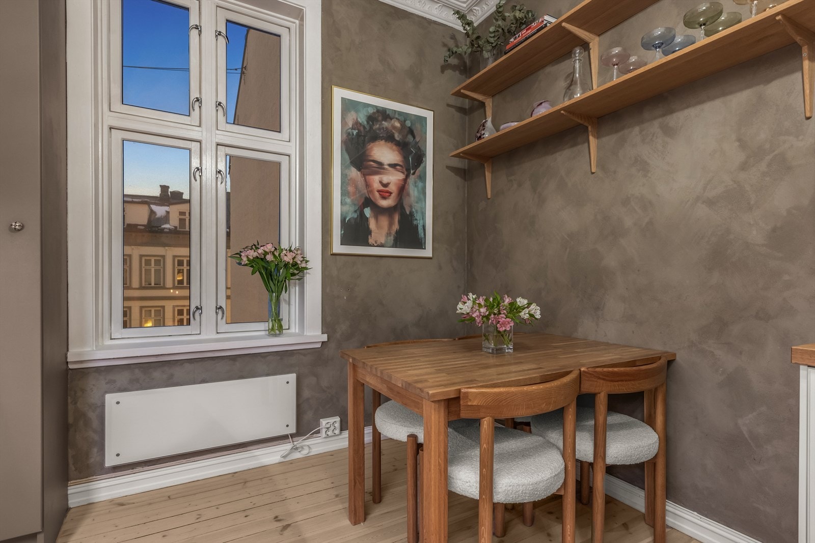 Hyggelig spiseplass ved vindu med mulighet for lengre spisebord. Galleribilde