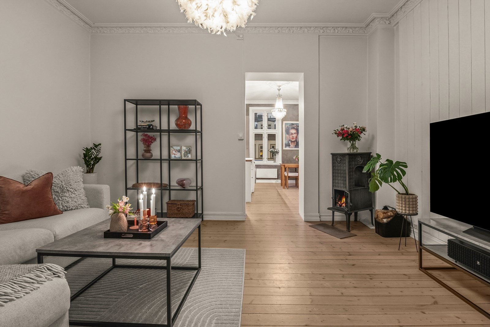 Stue har vedovn og har god plass til stor sofagruppe. Galleribilde