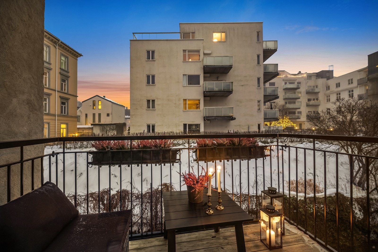 Lys og meget velholdt 2-roms i klassisk bygård med ettertraktet og skjermet beliggenhet. Galleribilde