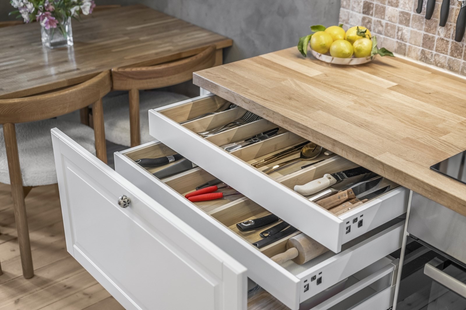 Ny kjøkkeninnredning fra 2024 med praktiske løsninger, som skuff-i-skuff for effektiv og ryddig oppbevaring. Galleribilde