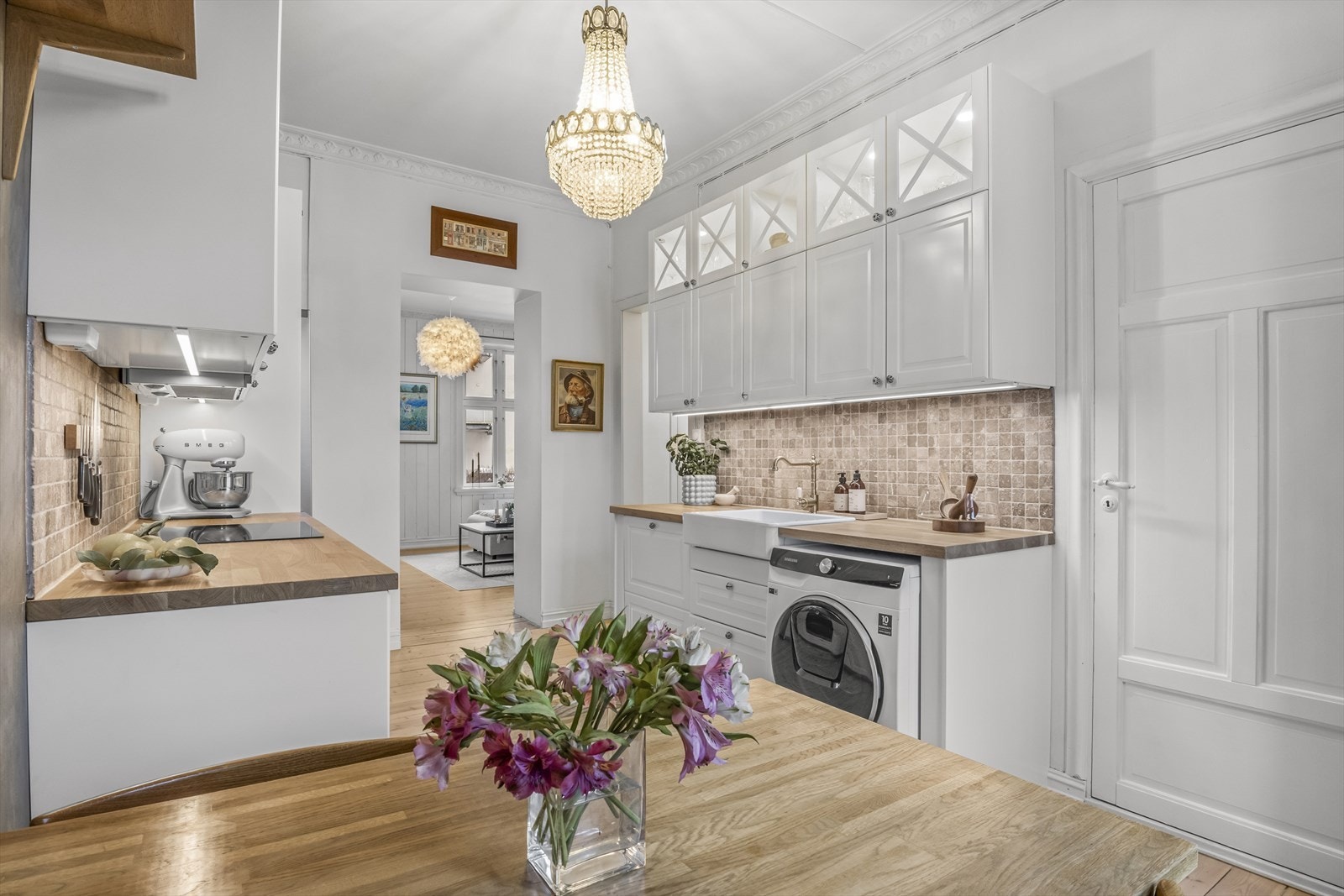 Pene klassiske detaljer også i kjøkkeninnredning. Profilerte fronter og pene overskap med glass. Galleribilde