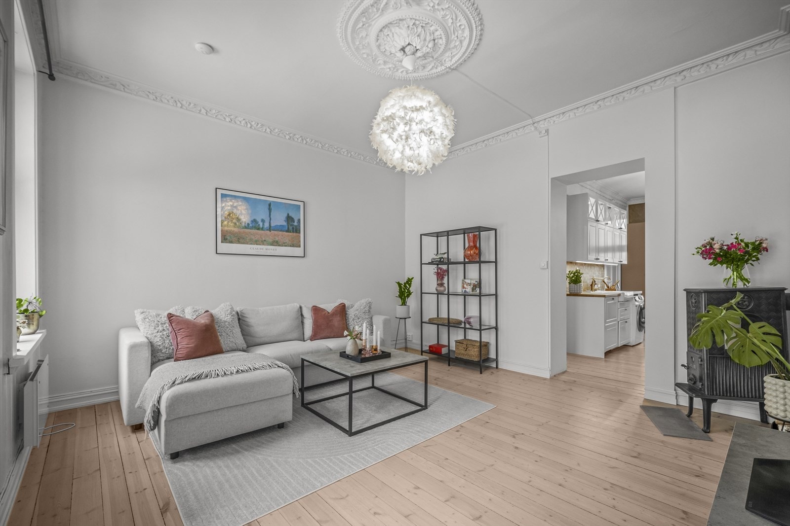 Fine, klassiske detaljer som god takhøyde, stukkaturer, rosetter, tregulv, dype karmer og store vindusflater. Galleribilde