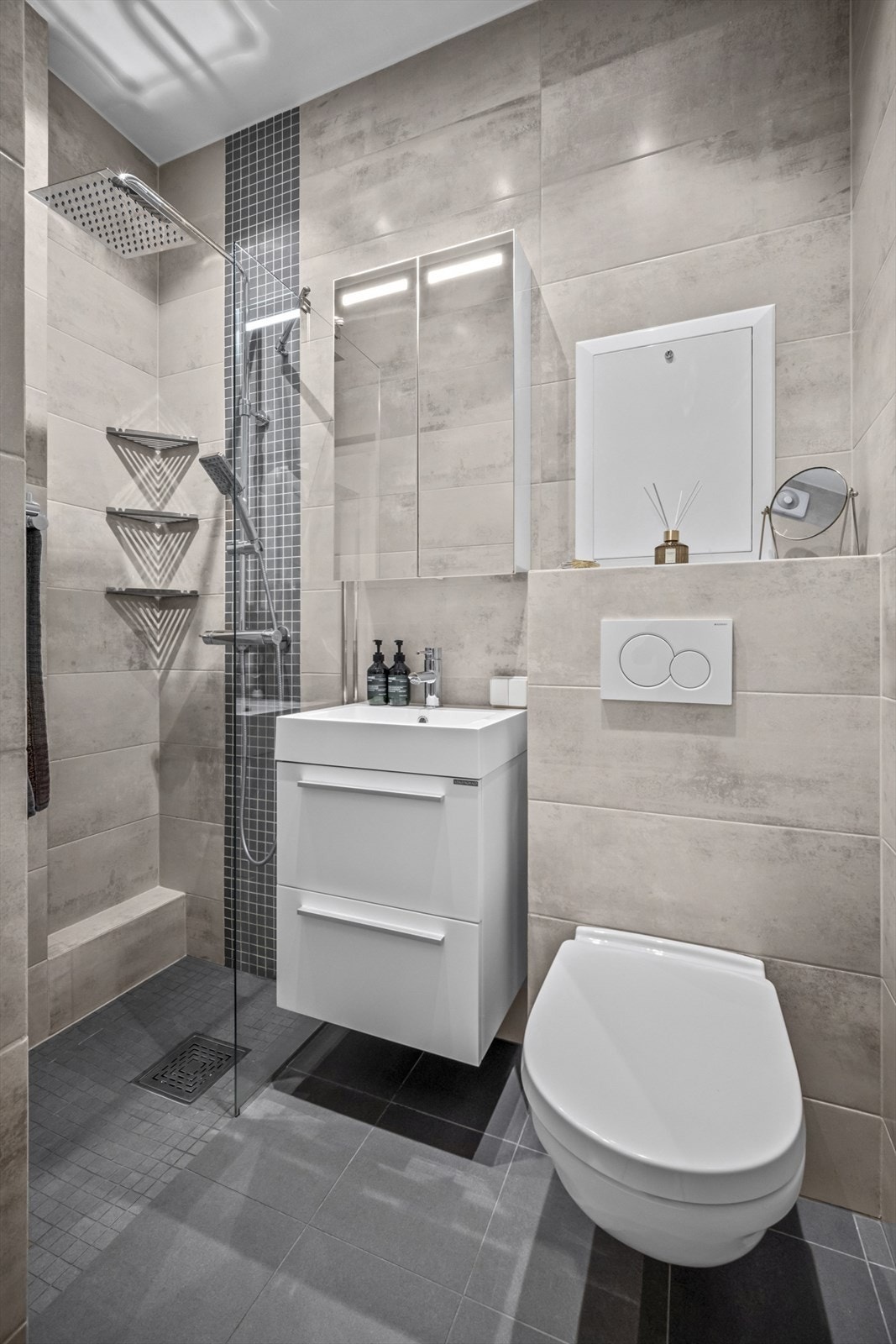 Delikat bad pusset opp i regi forrige eier i 2016. Innredet med dusjnisje, servant med skuffer, speilskap og veggmontert toalett. Galleribilde