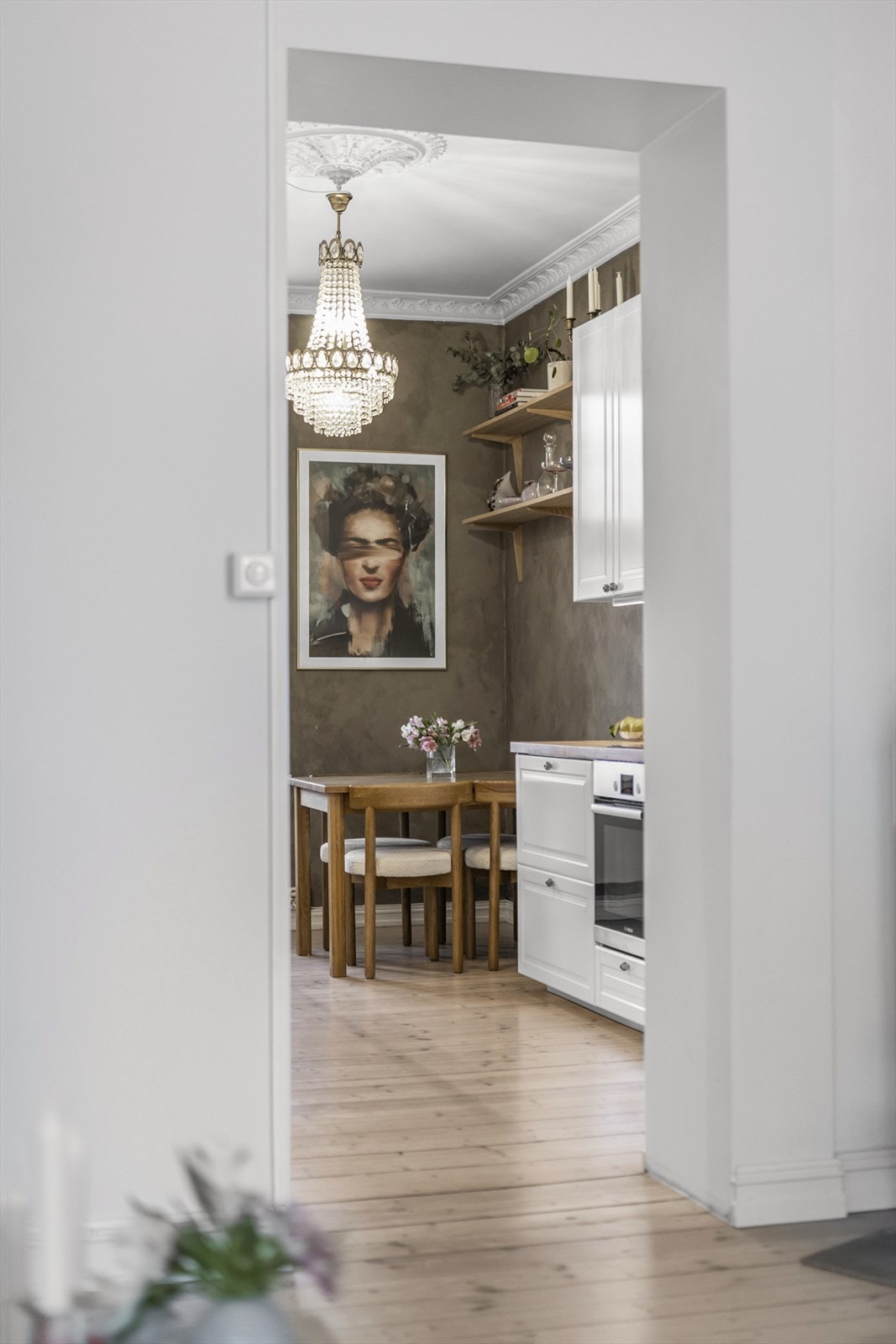 Kjøkken sett fra stue. Galleribilde