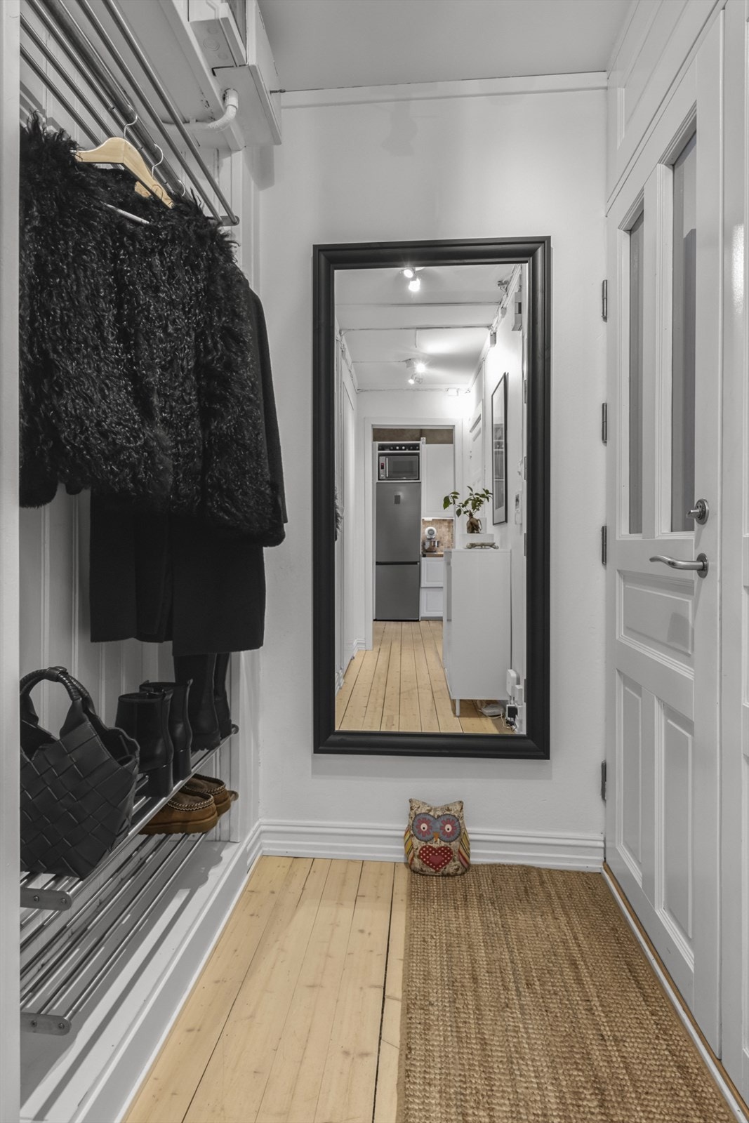 Garderobenisje med klesoppheng og skostativ. Galleribilde