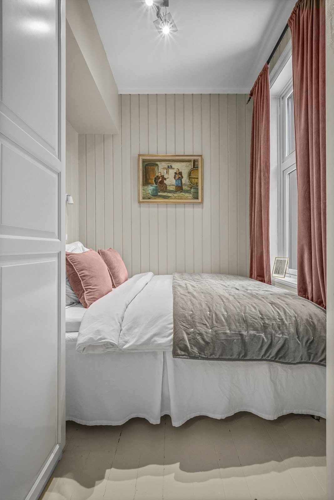 Koselig og luftig soverom med stort vindu og god takhøyde. Plass til dobbeltseng. Galleribilde