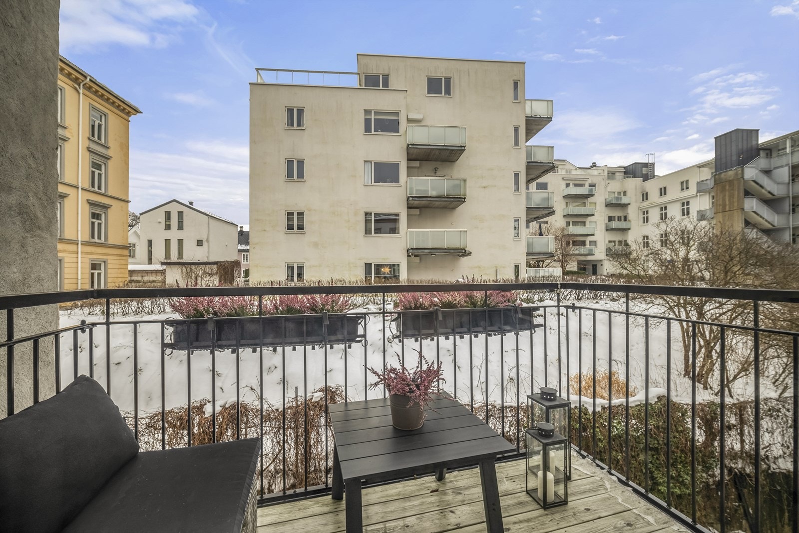 Ca. 3 kvm balkong med plass til sittegruppe vendt ut mot bakgård og indre kvartal. Galleribilde