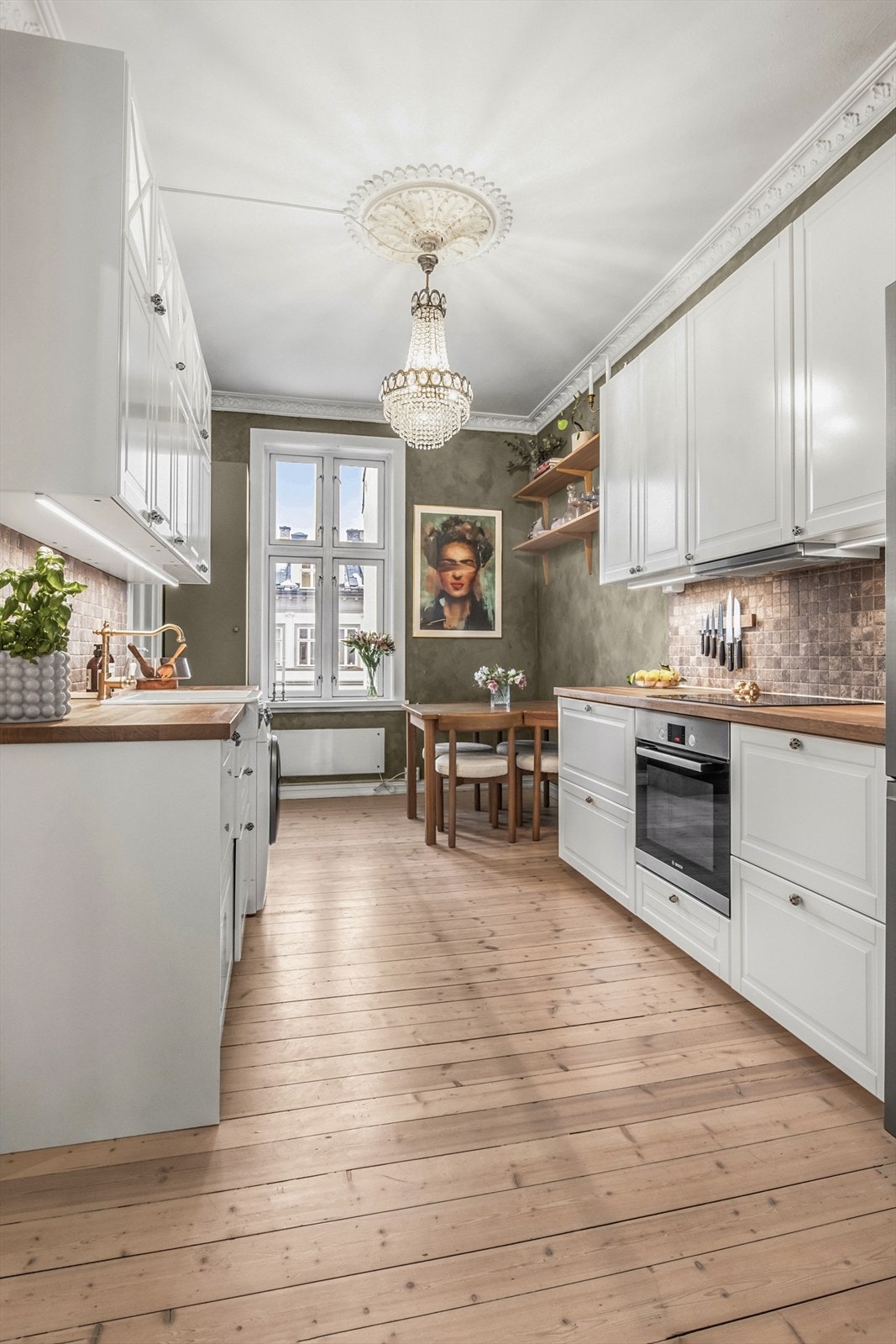 Integrert oppvaskmaskin, platetopp og stekeovn. Opplegg for kjøleskap og vaskemaskin i egne nisjer. Galleribilde