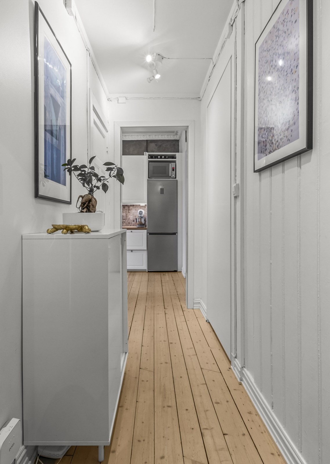 Entré har inngang til stue, kjøkken og bad. Galleribilde