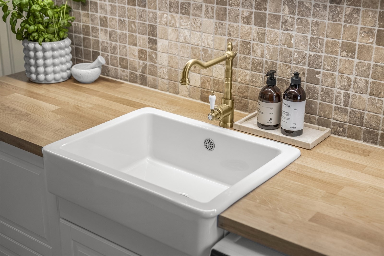 Eik/finér benkeplate med nedfelt kum i keramikk. Galleribilde