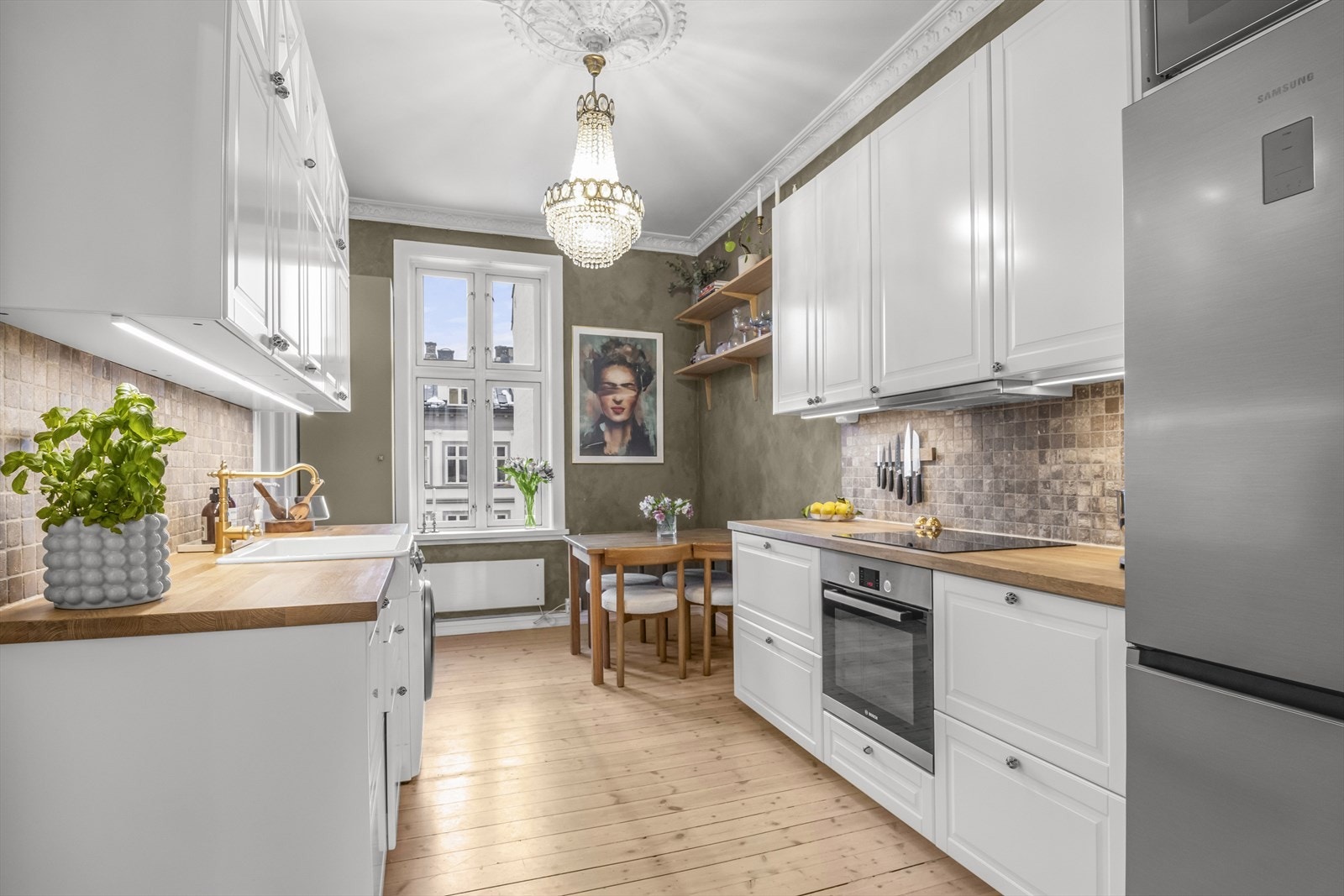 Flott, stort kjøkken pusset opp i 2024 med romslig spiseplass ved vindu. Galleribilde