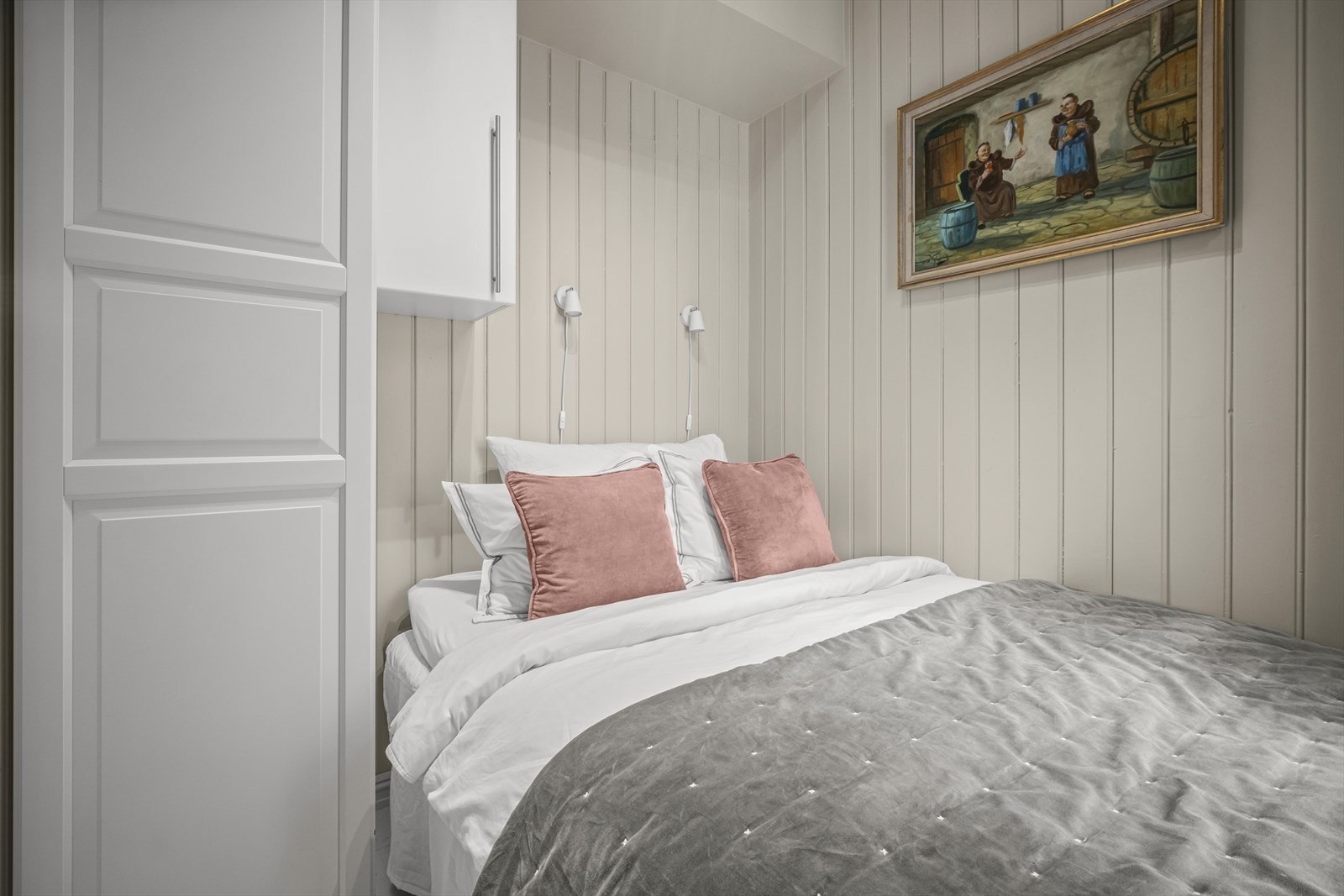 Utstyrt med garderobeskap. I entreen er det i tillegg et plassbygd garderobeskap. Ytterligere oppbevaringsmuligheter i loftsbod, kjellerbod og bod i trappeoppgang som deles med naboen vedsiden av. Galleribilde