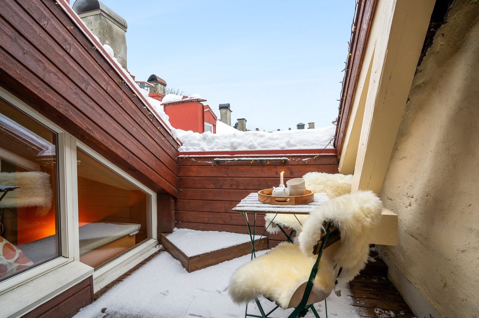 Eier opplyser om sol fra ca. kl 10-18 med utgangspunkt i midtsommers. Galleribilde