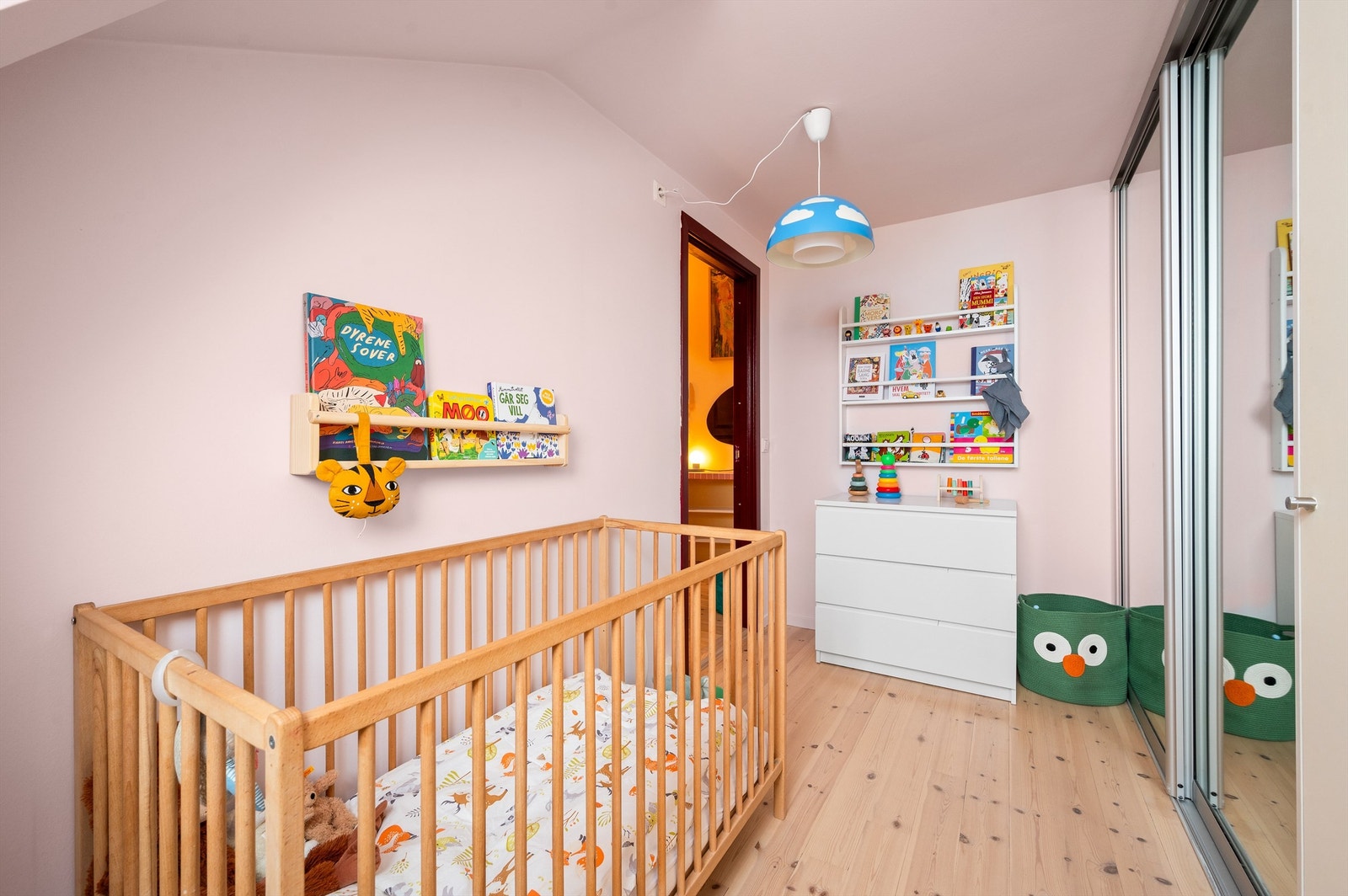 Leilighetens andre soverom har adkomst fra entré og har god plass til seng, oppbevaringsmøbel eller annet ønskelig møblement. Galleribilde