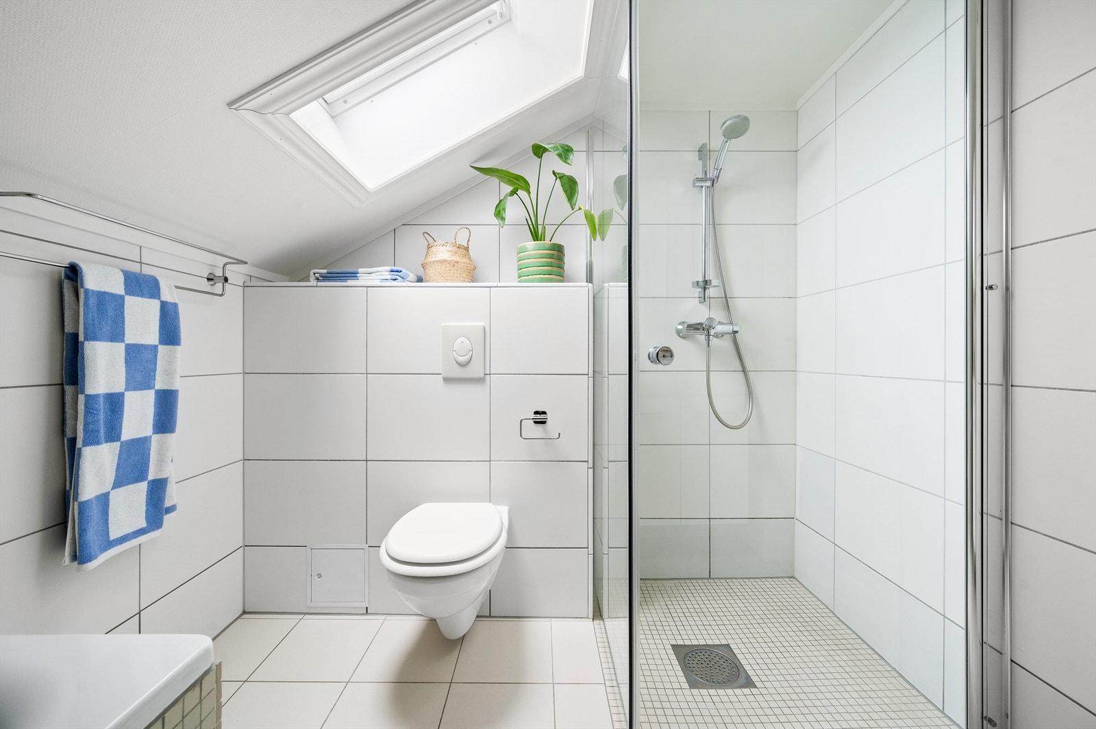 Videre har badet et innmurt badekar, samt dusjhjørne med svingbare glassdører. Badet har opplegg for vaskemaskin og elektrisk styrt vifte. Galleribilde