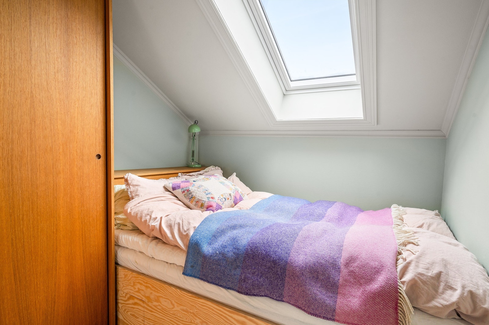 Hovedsoverommet har adkomst fra stuen og har god plass til dobbeltseng og rikelig med oppbevaring i romslig skyvedørsgarderobe. Galleribilde