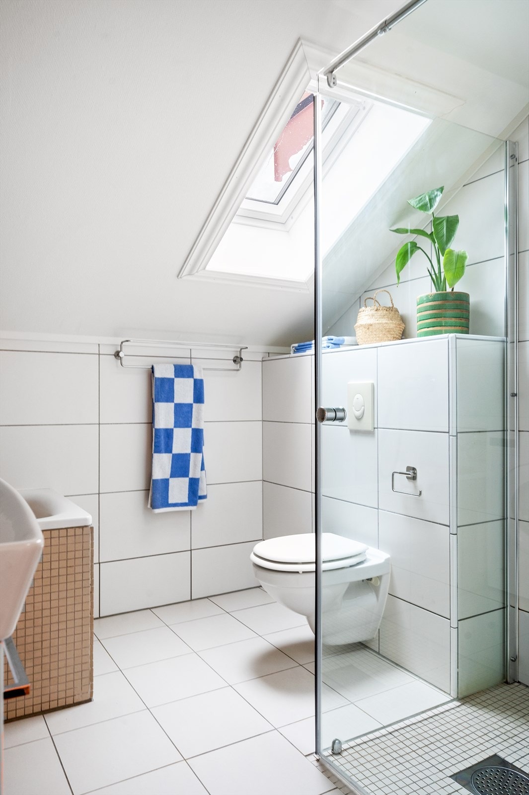 Badet er fra 2012 og hadde oppgraderinger i 2015 hvor sluk ble flyttet til toppen av gulvet, nederste flis fjernet på vegger, ny membran skjøtet på vegg og lagt med nytt sjikt på hele gulvet, nye fliser lagt på gulv og nederst på vegger. Galleribilde