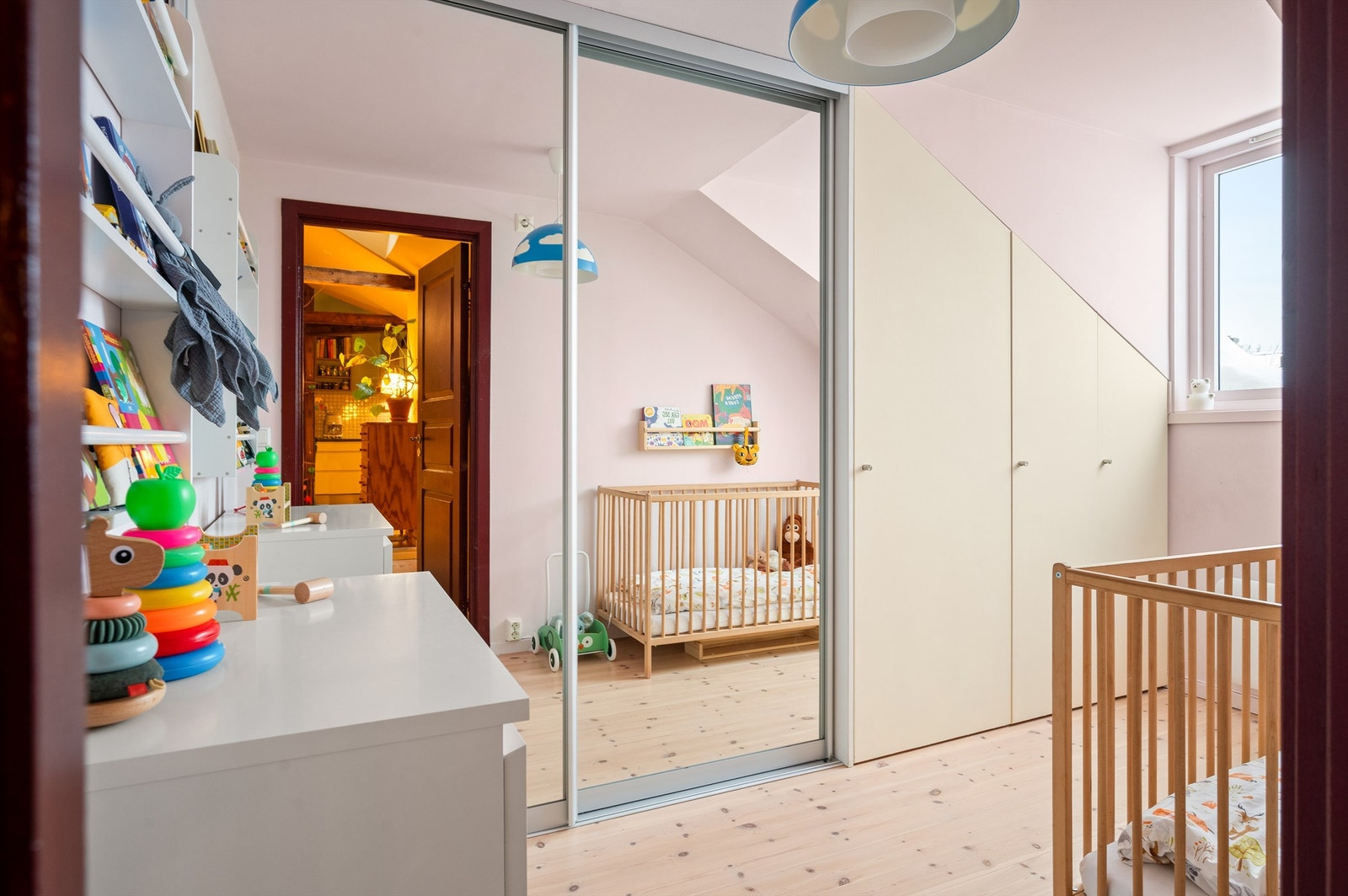 Det er godt med oppbevaringsplass i skyvedørsgarderobe med speilfronter og innebygget skap. Rommet er naturligvis fleksibelt i bruk og passer godt som gjesterom, barnerom eller kontor. Galleribilde